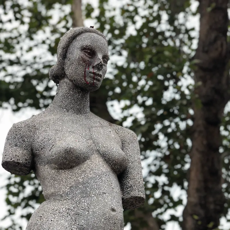 Vista lateral de la escultura Torso de René Samuel Román