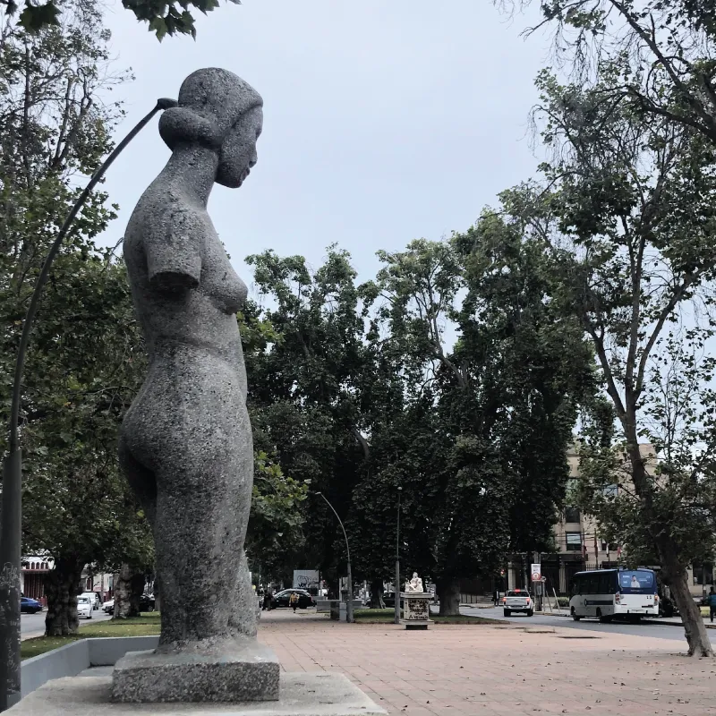 Vista trasera de la escultura Torso de René Samuel Román