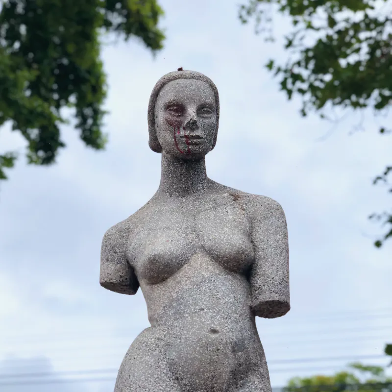 Detalle del rostro de la escultura Torso de René Samuel Román